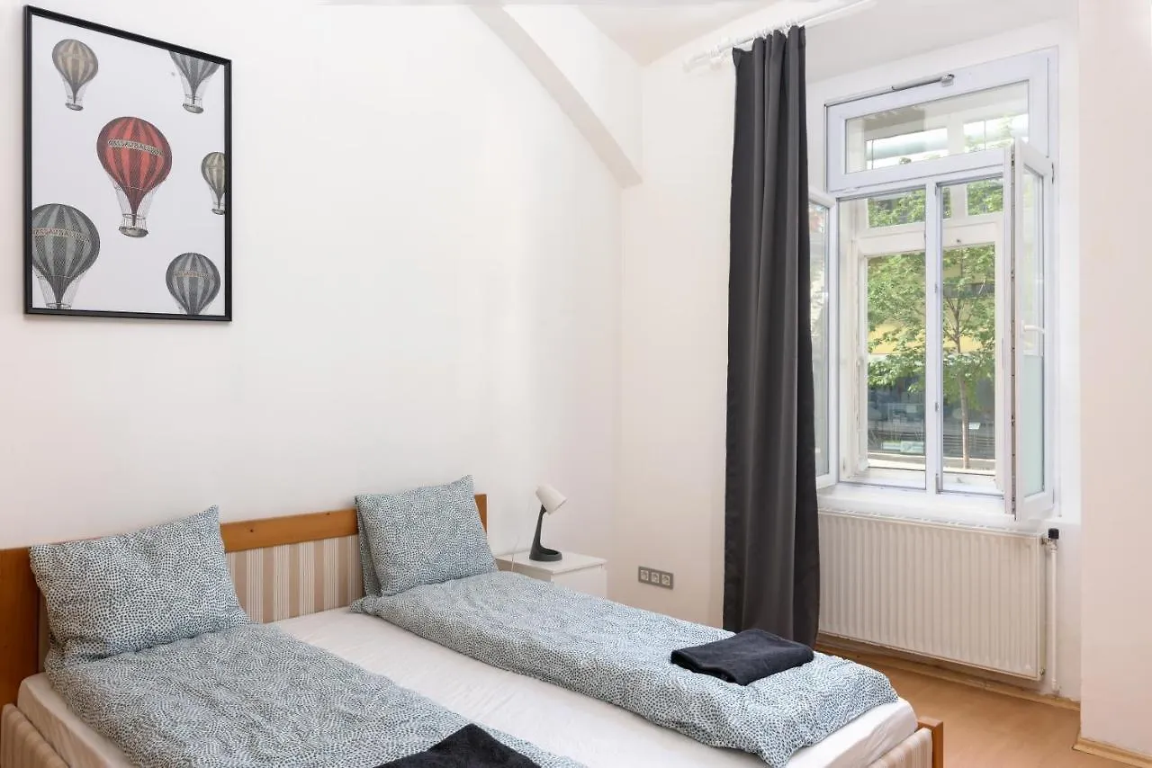 Spacious Apt In Perfect Location For Family contacts